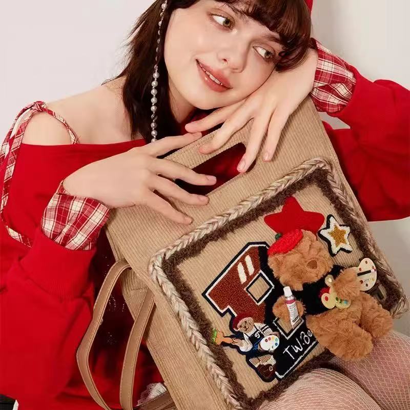"Is a little bear and also a painter" designer original shoulder bag \ handbag \ crossbody bag